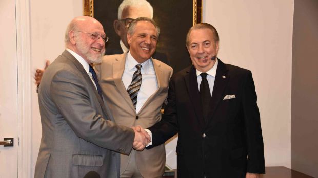 El ministro saliente Pedro Verges,  el ministro administrativo de la Presidencia, José Ramón Peralta, y el nuevo ministro de Cultura, Eduardo Selman.
