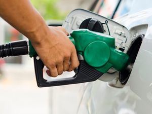 Combustibles suben entre dos y cinco pesos a partir de este sábado