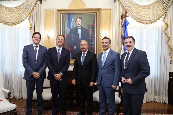 Danilo Medina y funcionarios de la empresa mexicana de telefonía América Móvil