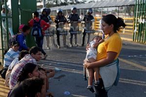 Más de 820 hondureños de la caravana pasan la frontera de Guatemala y México