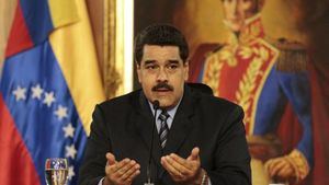 Maduro vota con promesas de cambios y nuevo diálogo en Venezuela