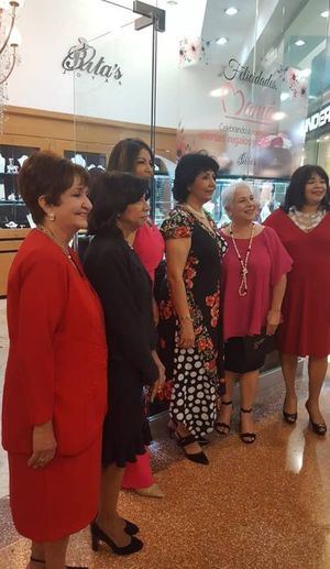 Margarita Mendoza, Rhina Ibert, Rita Soriano, 
Dolly Nin, Lizzie Sánchez y Jeannette Tezanos