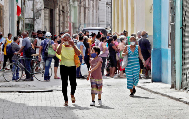 Transeúntes caminan por una céntrica calle en La Habana (Cuba), imagen de archivo.