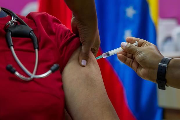 Detalle de la aplicación de la vacuna Sputnik V contra la covid-19 a un trabajador de la salud durante una jornada de vacunación al personal médico del Hospital Domingo Luciani en Caracas, Venezuela.