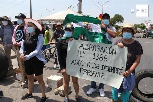 Varias personas protestan contra la ley de Estrategia Nacional de Lucha Contra la Legitimación de Ganancias Ilícitas, hoy, en Santa Cruz, Bolivia.