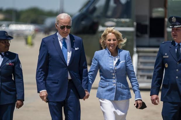 El presidente de EE.UU., Joe Biden, y la primera dama Jill Biden caminan antes de emprender su viaje a Ecuador en la Base de la Fuerza Aérea Andrews, en Maryland, EE.UU.