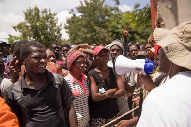 Personas hacen fila para recibir las raciones alimentarias que entrega el Programa Mundial de Alimentos (WFP) de la ONU, hoy, en Camp Perrin, Haití.