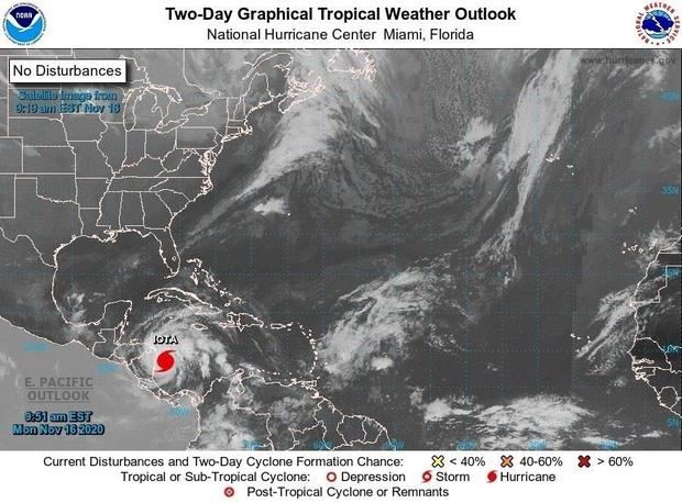 Fotografía satelital cedida por la Oficina Nacional de Administración Oceánica y Atmosférica (NOAA), a través del Centro Nacional de Huracanes (NHC), en la que se registró la localización del huracán Iota a unos kilómetros al noreste de Nicaragua y el este de Honduras.