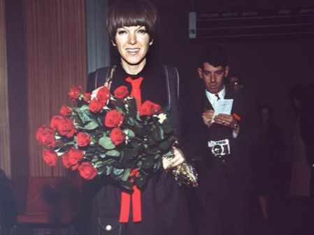 La creadora de la minifalda, Mary Quant, a su llegada a Madrid en 1968 para presentar sus modelos. 