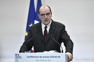 Francia endurece restricciones pero sortea de nuevo un confinamiento general