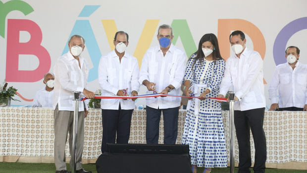 Presidente Luis Abinader encabezó este domingo la inauguración de una plaza comercial en Punta Cana.