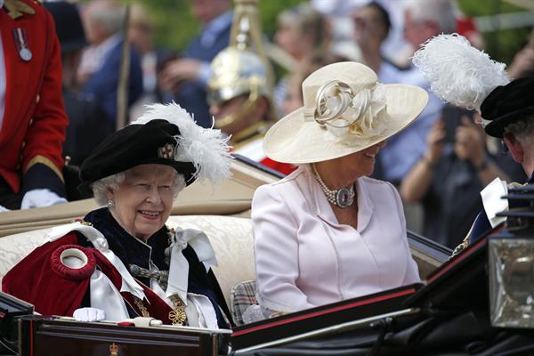 Imagen de archiov de la reina Isabel II, junto a Camila, duquesa de Cornualles (d), en un carruaje durante una ceremonia en Windsor. 