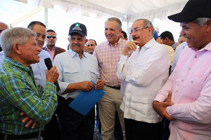Medina supervisa proyectos agropecuarios y artesanales Peravia y S.Cristóbal