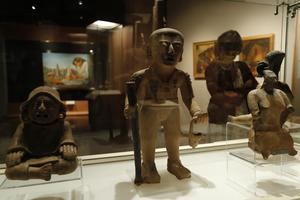 Fotografía que muestra piezas en cerámica de las culturas Olmeca (i), del Golfo (c) y maya (d), en la exposición 'La grandeza de México' inaugurada en el Museo de Antropología e Historia, hoy, en Ciudad de México, México.