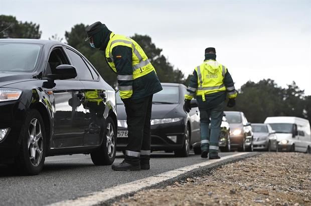 Varios guardias civiles de tráfico montan un control de carretera en la AP-6.