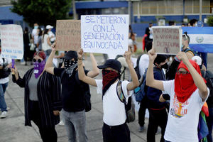 Cientos de salvadoreños protestan por fallo que habilita reelección de Bukele