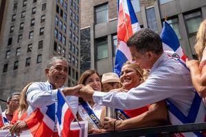 El congresista Adriano Espaillat (i) choca la mano con el comisionado Ydanis Rodriguez, durante el desfile de la comunidad dominicana, hoy, en Nueva York, Estados Unidos.