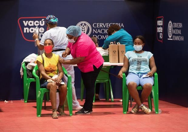 Personas acuden a vacunarse contra la covid-19 en un centro de vacunación, hoy en Santo Domingo, República Dominicana.