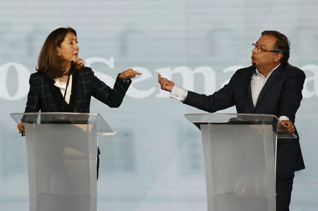 Los candidatos a la presidencia de Colombia Íngrid Betancourt (i) y Gustavo Petro (d) fueron registrados este lunes durante el primer debate de candidatos a la presidencia, realizado por la revista Semana y el periódico El Tiempo, en Bogotá, Colombia.