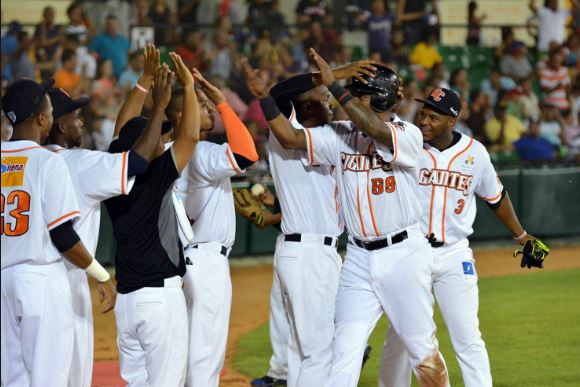 Mercedes y Sierra comandan el triunfo de los Gigantes en la liga dominicana.