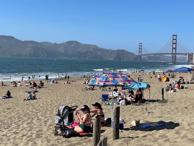 Varias personas disfrutan de un día de sol frente al puente Golden Gate, en la playa Baker de San Francisco, California, EE.UU.