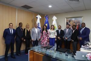 Armando García y  Robiamny Balcácer junto a miembros de las instituciones que avalan la nueva certificación de la línea *462.