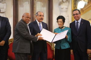 Presidente Danilo Medina entrega Premio Nacional de Periodismo 2018 a Carmenchu Brusiloff