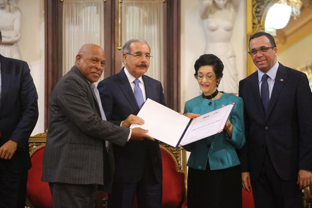 El presidente Danilo Medina entregó este viernes el Premio Nacional de Periodismo 2018 a la veterana comunicadora María del Carmen Brusiloff Ugarte (Carmenchu), en reconocimiento a sus más de 50 años de labores con estricto apego y respeto a los principios éticos.