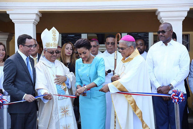 Primera dama asiste a eucaristía por 40 años de ordenación de monseñor Benito Ángeles 