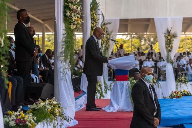 El primer ministro haitiano, Ariel Henry (c), participa en una ceremonia en honor a las víctimas del terremoto de 2010 hoy, en el Palacio Nacional, en Puerto Príncipe, Haití.