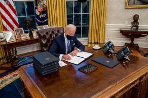 Biden firma decretos sobre "soñadores", el muro con México y veto migratorio 