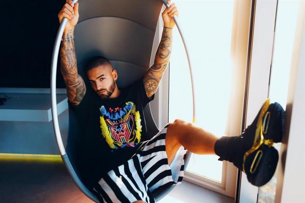 Maluma luciendo uno de los modelos de su colección "Maluma X Balmain" inspirada en el Miami de la década de los 90.