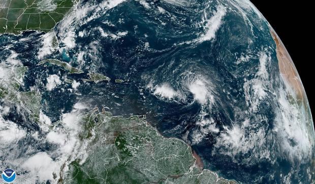 Imagen satelital cedida por la Oficina Nacional de Administración Oceánica y Atmosférica de Estados Unidos (NOAA), a través del Centro Nacional de Huracanes (NHC), donde se muestra la localización de la depresión tropical Siete en el Atlántico.