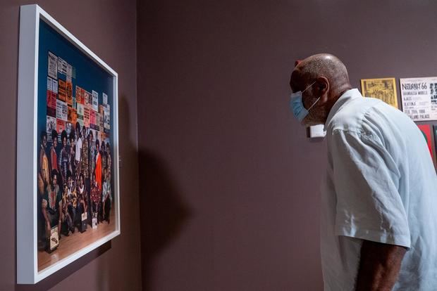 Una persona observa una obra del fotógrafo Kwamw Brathwaite durante la muestra fotográfica 'Black is beautiful', este 18 de agosto de 2022, en el museo New York Historical Society, en New York, Estados Unidos.