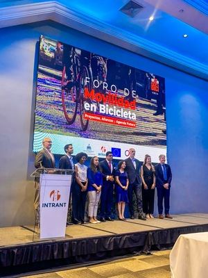 Diversas autoridades durante el foro de Movilidad en Bicicleta