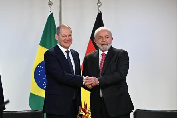 El presidente de Brasil, Luiz Inácio Lula da Silva (d), se reúne con el canciller de Alemania, Olaf Scholz (i), hoy, en el Palacio de Planalto, en Brasilia (Brasil).