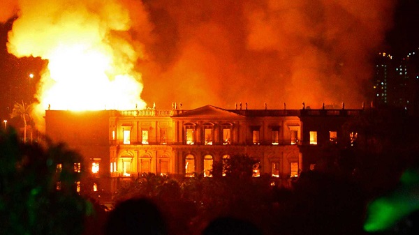 Museo Nacional de Río de Janeiro en llamas
