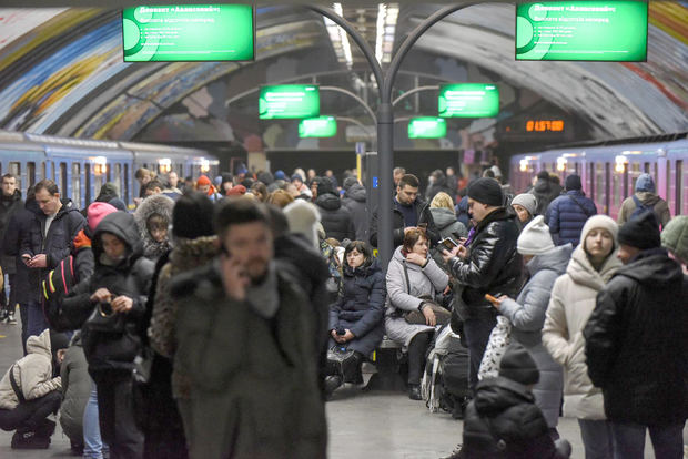 Las personas se refugian en una estación de metro durante una alerta de ataque aéreo en Kiev el 16 de diciembre de 2022.
