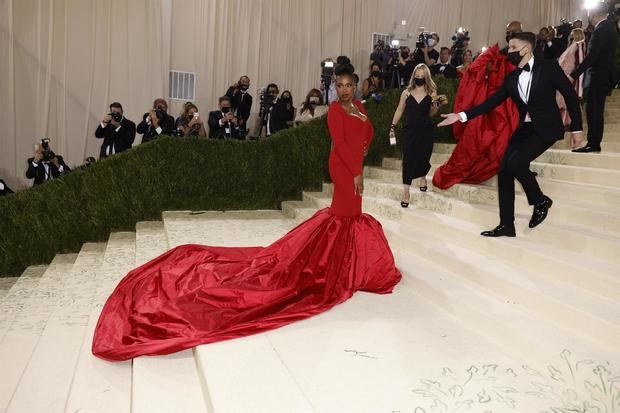 La actriz y cantante estadounidense Jennifer Hudson fue registrada este lunes al posar a su llegada a la alfombra roja de la gala benéfica del Museo de Arte Metropolitano (Met) de Nueva York, en Nueva York, NY, EE.UU.