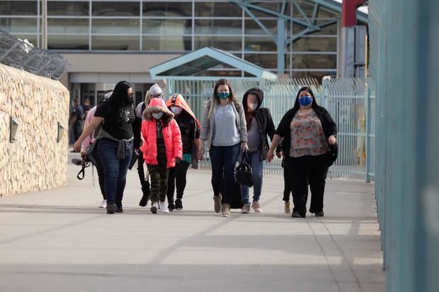 Unos solicitantes de asilo bajo el Protocolo de Protección a Migrantes, mejor cono conocido como MPP, ingresan a Estados Unidos por el Cruce Internacional Santa Fe en El Paso, Texas, en una fotografía de archivo.