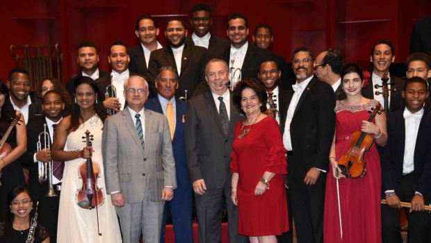 El ministro de Cultura, Eduardo Selman, junto a los integrantes de la Orquesta Sinfónica Nacional Juvenil.