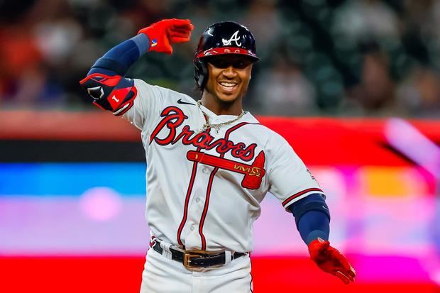 En la imagen, el segunda base Ozzie Albies de los Bravos de Atlanta.