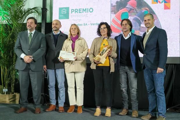 El presidente de Uruguay, Luis Lacalle Pou (2-d) y el ministro de Ambiente de Uruguay, Adrián Peña (i), participan este domingo a 'Expo Sostenible', en Montevideo.