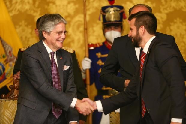 Foto de archivo del presidente ecuatoriano, Guillermo Lasso (i) y Pablo Arosemena (d), ministro de Economía y Finanzas.