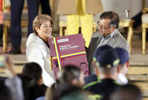 La ministra del Trabajo, Gloria Inés Ramírez Ríos (i), y el presidente de Colombia, Gustavo Petro, participan en un acto simbólico con motivo de la radicación de la ley de la reforma laboral hoy, en Bogotá (Colombia).
