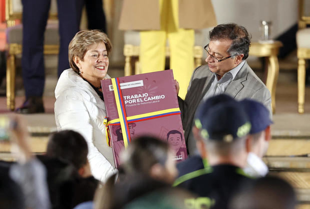 La ministra del Trabajo, Gloria Inés Ramírez Ríos (i), y el presidente de Colombia, Gustavo Petro, participan en un acto simbólico con motivo de la radicación de la ley de la reforma laboral hoy, en Bogotá (Colombia).
