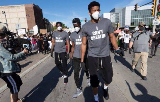 Deportivas marchan para protestar contra injusticia racial.
