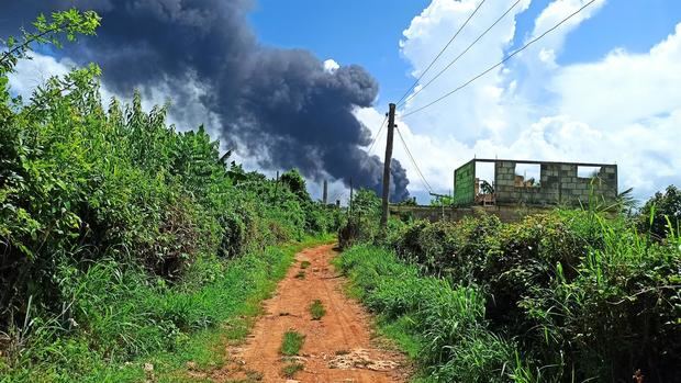 Fotografía de la columna de humo generada por el incendio en un depósito de combustible desde las zonas habitadas alrededor, hoy, en Matanzas, Cuba.