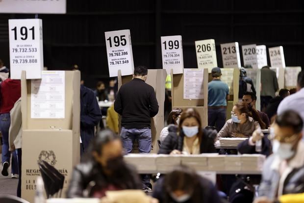 Un grupo de ciudadanos ejercen su derecho al voto en Corferias, uno de los principales puestos de votación del país, hoy en Bogotá, Colombia.