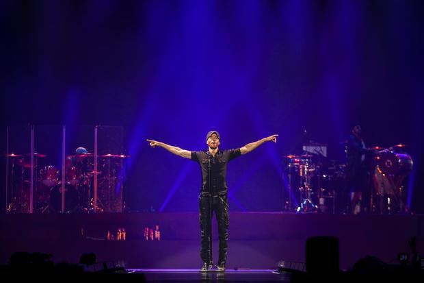 Fotografía de archivo del 30 de mayo de 2018 que muestra al cantante español Enrique Iglesias durante un concierto de la gira 'Live in Concerts', en el Altice Arena en Lisboa, Portugal.